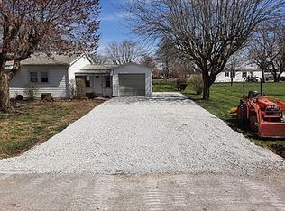 200 NW 3rd St, Casey, IL 62420