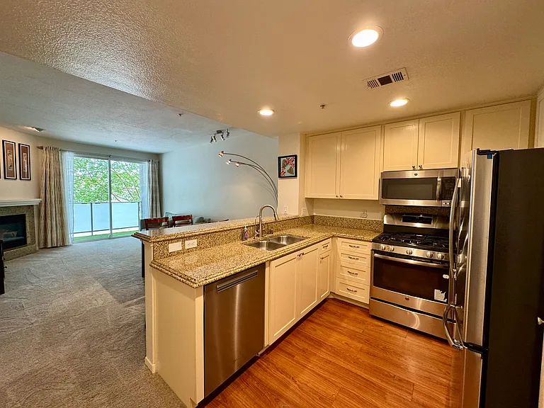 160 S Hudson Ave #211 — Photo 4