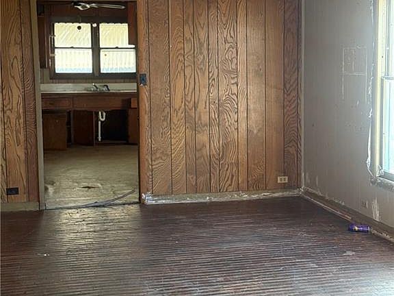 2nd image of 1109 W 11th St