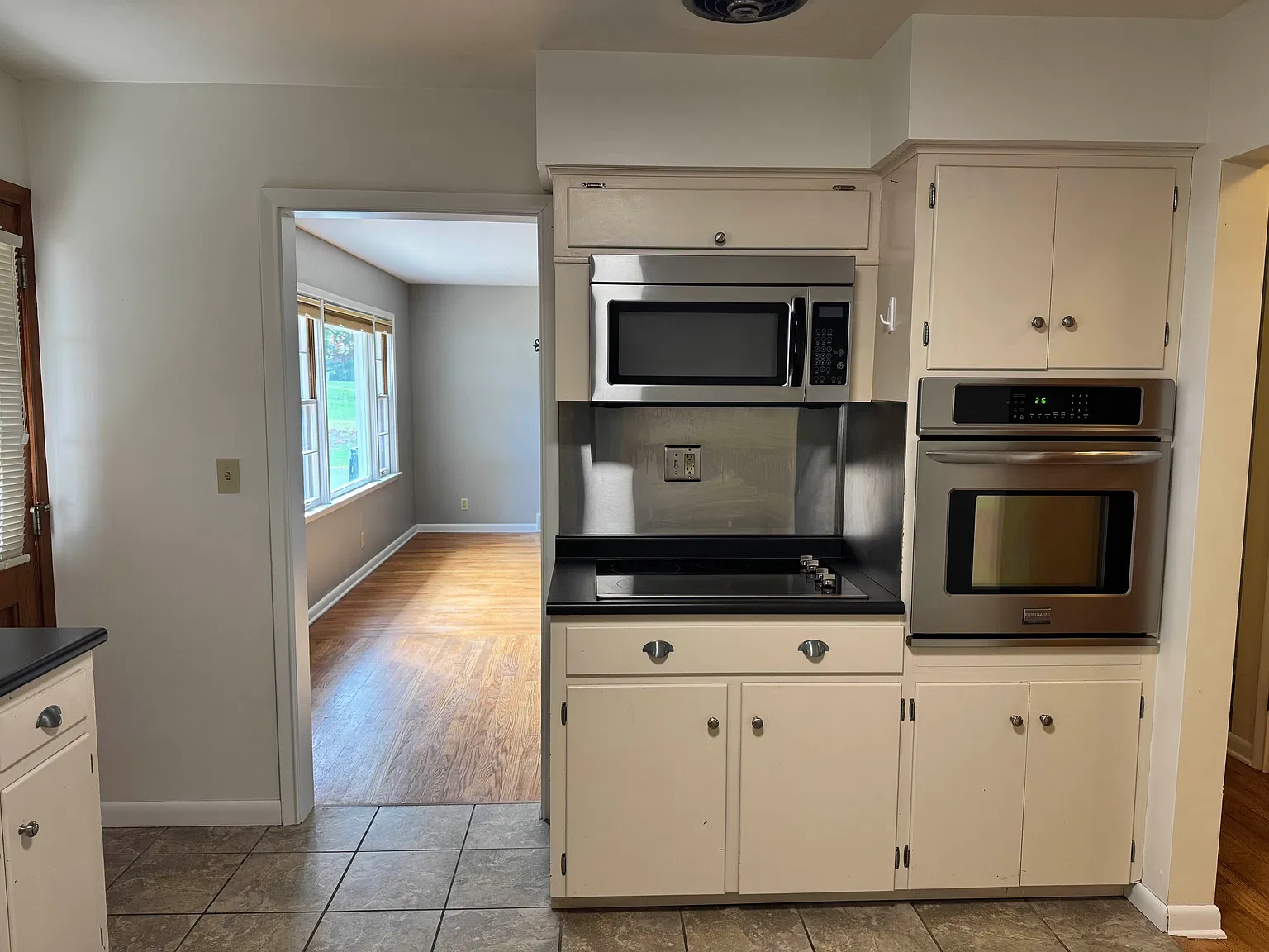 3 bed, 1417 sqft, $2,300 — Photo 2
