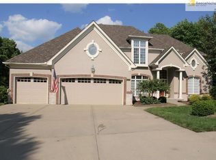 6209 Northlake Dr, Parkville, MO 64152