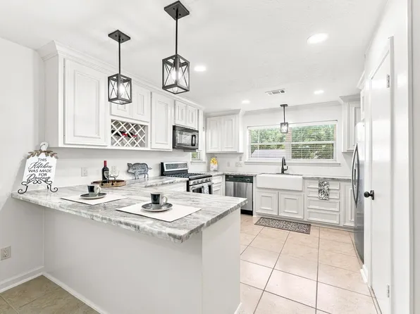 13185 Crest Dr, Willis, TX 77318