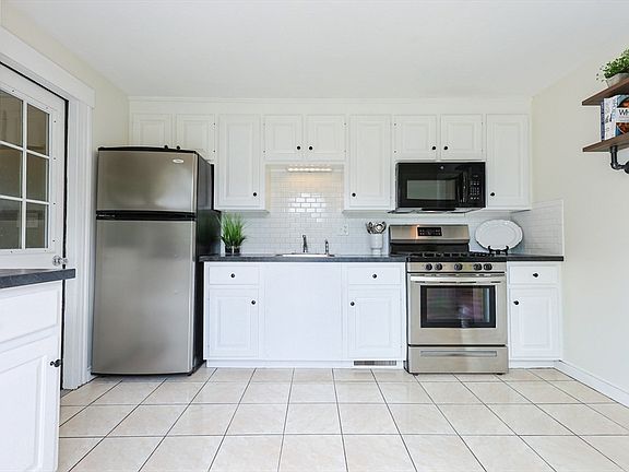 5th image of 523 Norfolk St