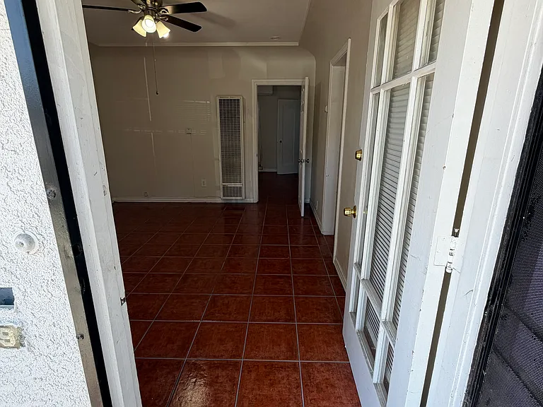 729 Martin Luther King Jr Ave — Photo 4