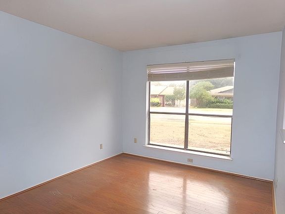 4th image of 1421 Guildford St