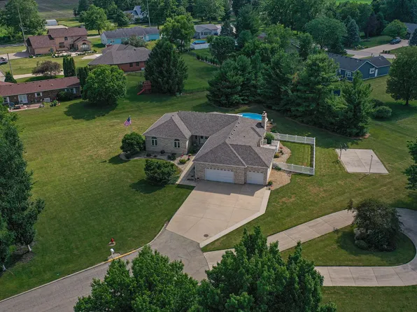 1717 Hillcrest Ct, Mendota, IL 61342