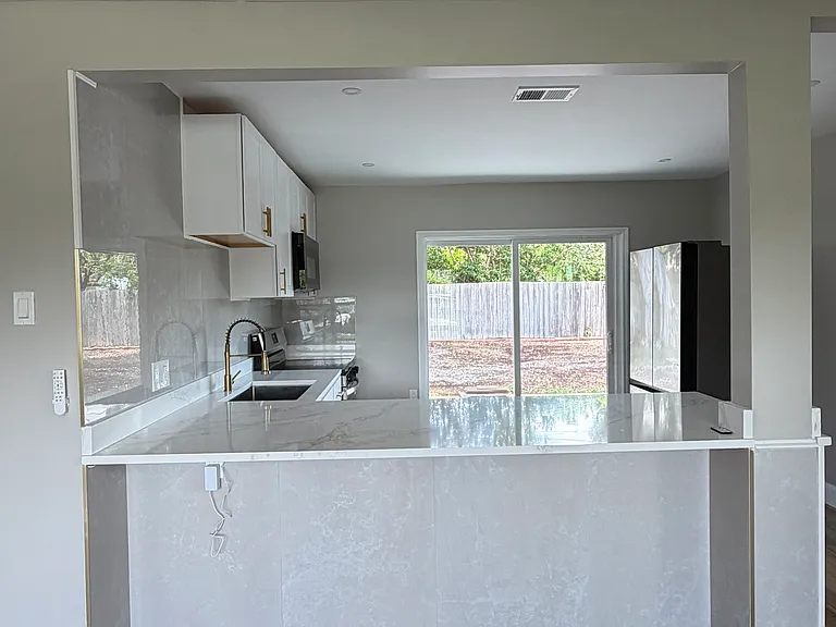 1733 Gladys St — Photo 6