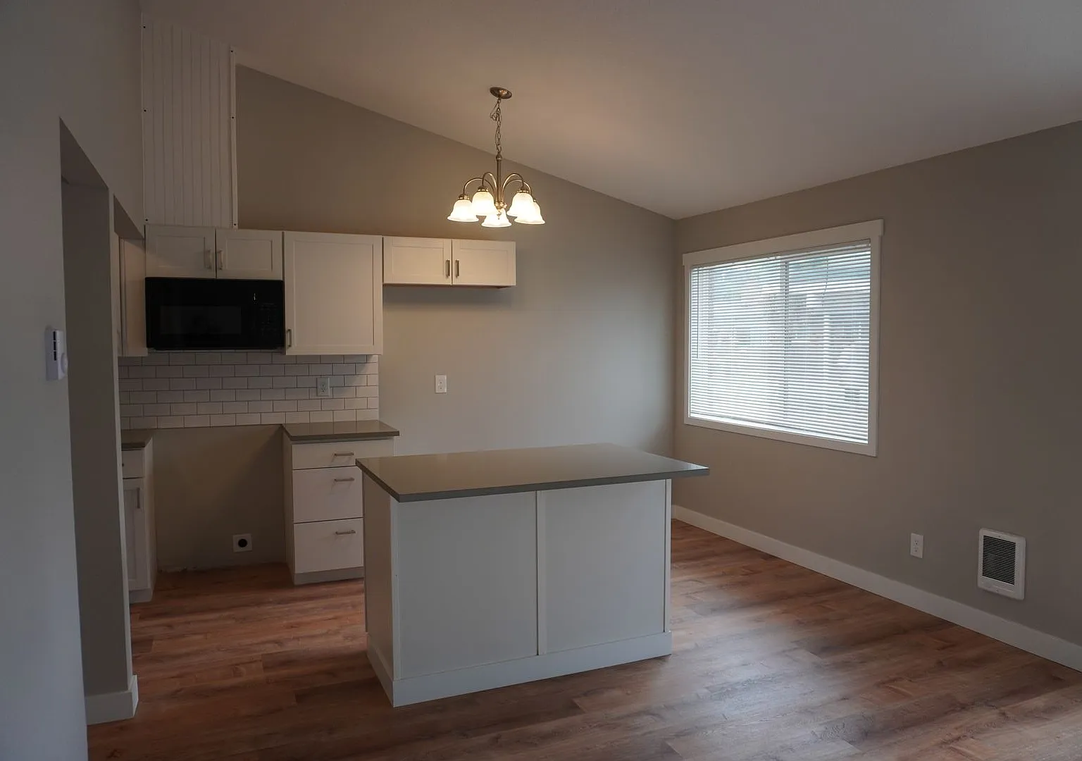 r811V.9plex — Photo 3