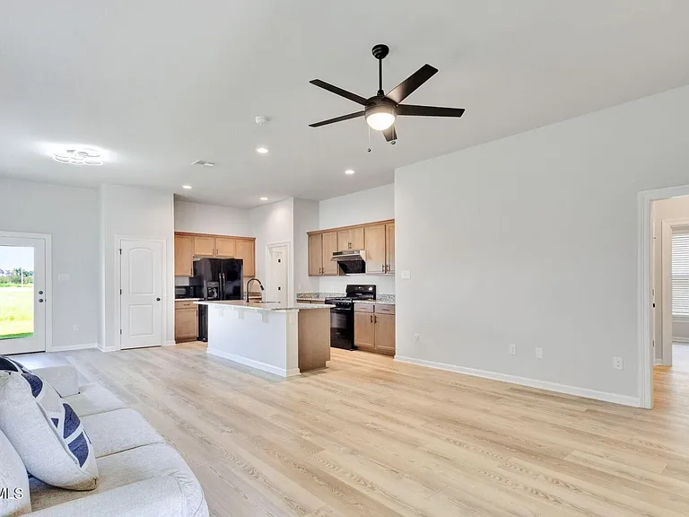 221 Wakely Ct — Photo 3