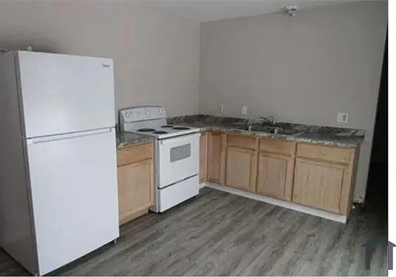 1407 Kings Way — Photo 3