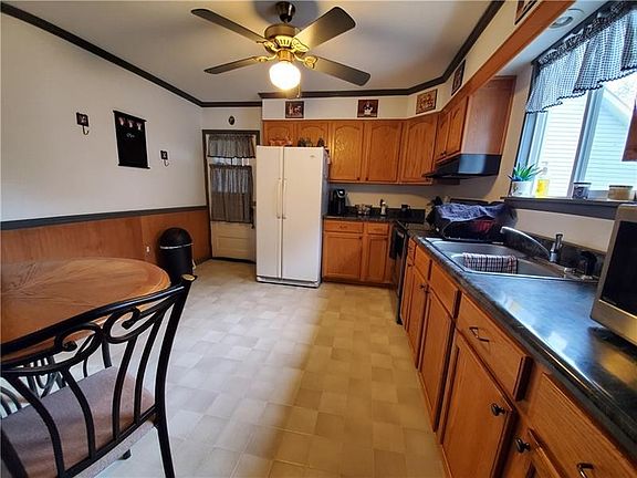 4th image of 912 Burns St