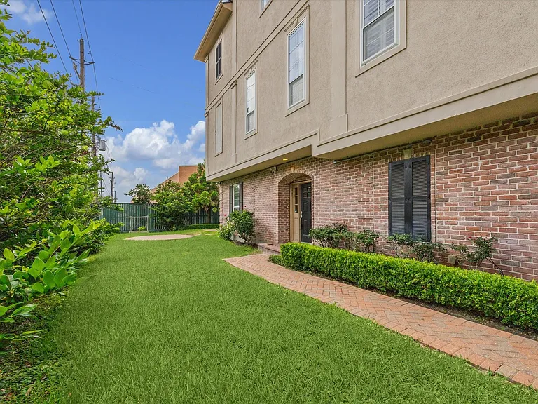 2943 Brompton Square Dr — Photo 2