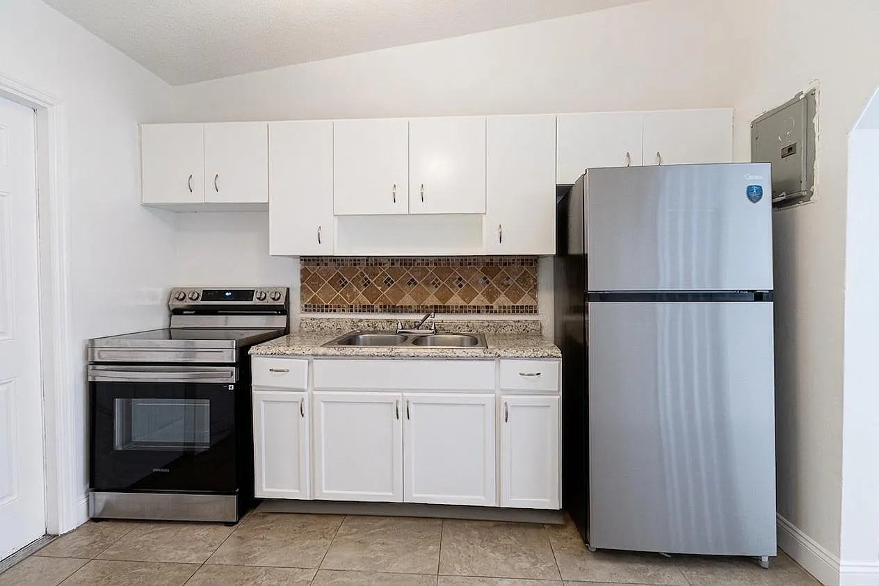 2 bed, 1.0 bath, 1488 sqft, $1,875 — Photo 2