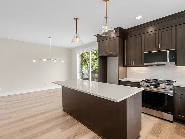 349 SE Walnut St — Photo 5