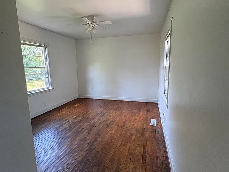1003 E Washington St — Photo 7
