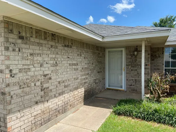 1211 Oakhurst Dr, Wichita Falls, TX 76302