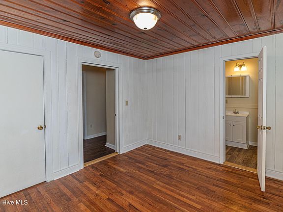 2nd image of 213 Oak Street