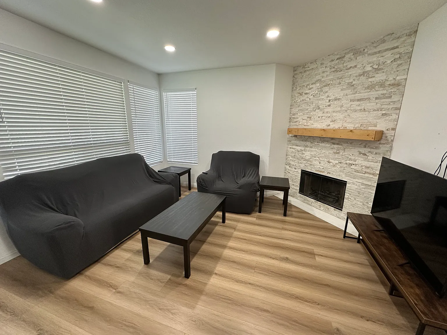 Montague Dr, Corona — Photo 4