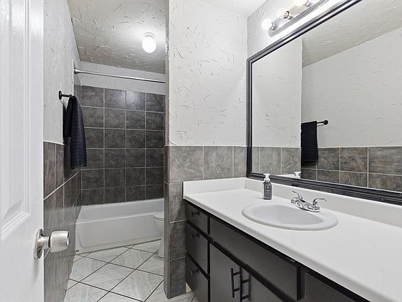 5th image of 914 Howard Dr