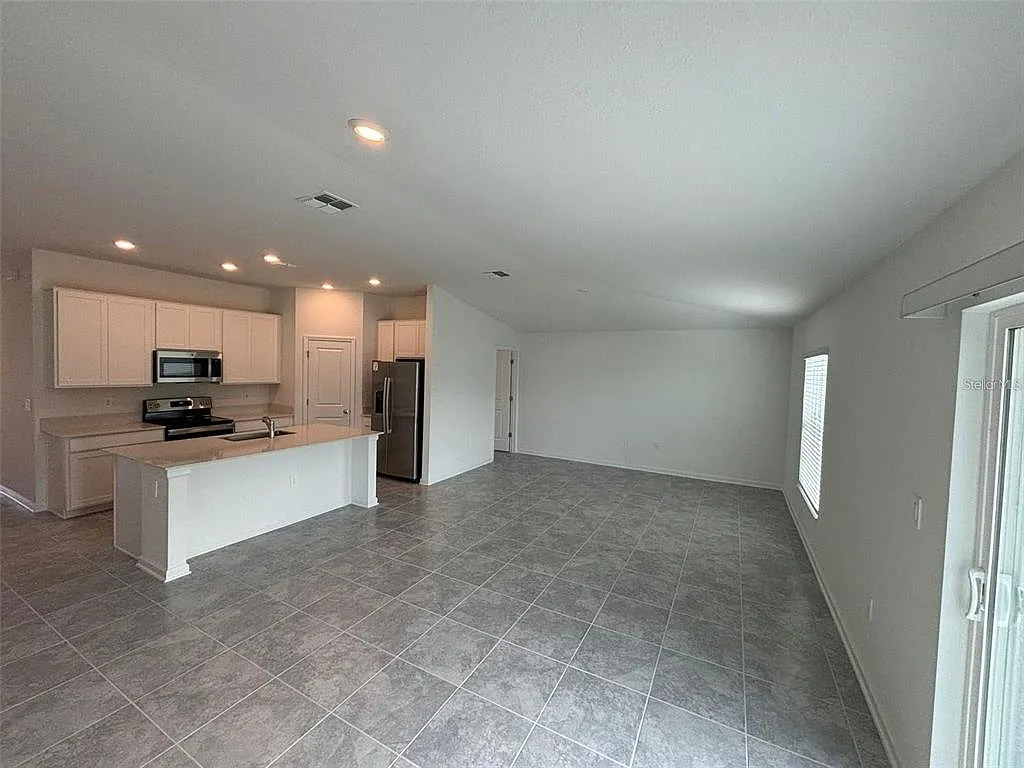 3 bed, 2.0 bath, 1560 sqft, $2,200 — Photo 2