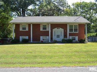 15 Edgewood Ln S, Centralia, IL 62801