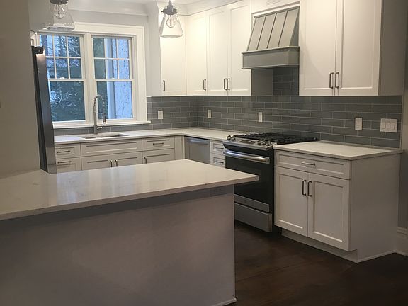 Kitchen Peninsula - 1st Fl