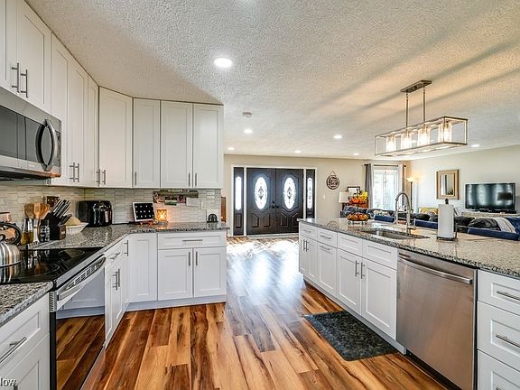 4th image of 556 Cranston Cir