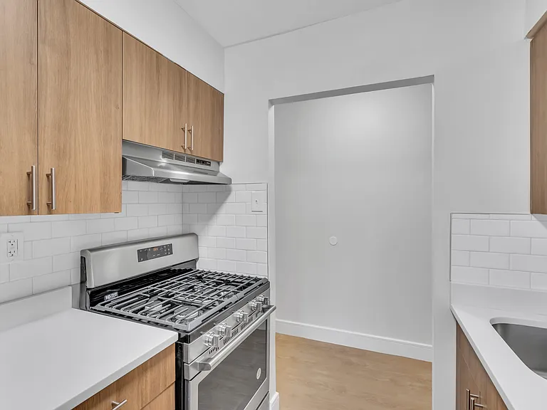 Lancaster Court Apartments — Photo 4