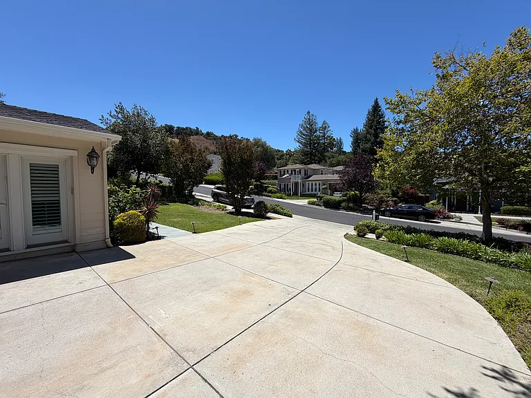 128 Regent Dr — Photo 44