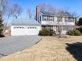 8 Pheasant Run Rd, Medway, MA 02053