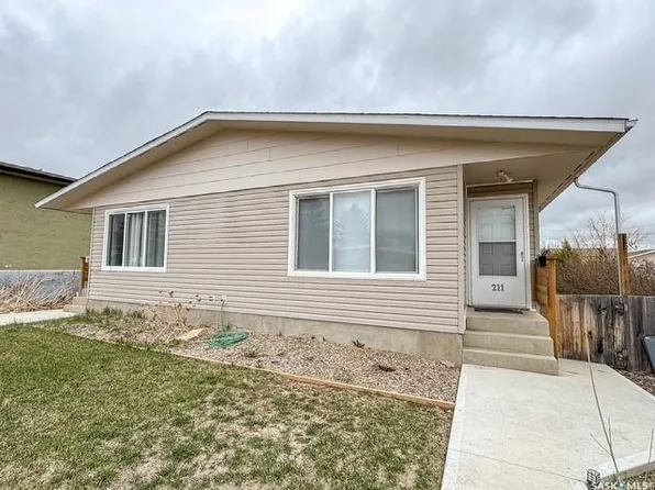 211 & 215 18th AVENUE NE, Swift Current, SK S9H 2Y2