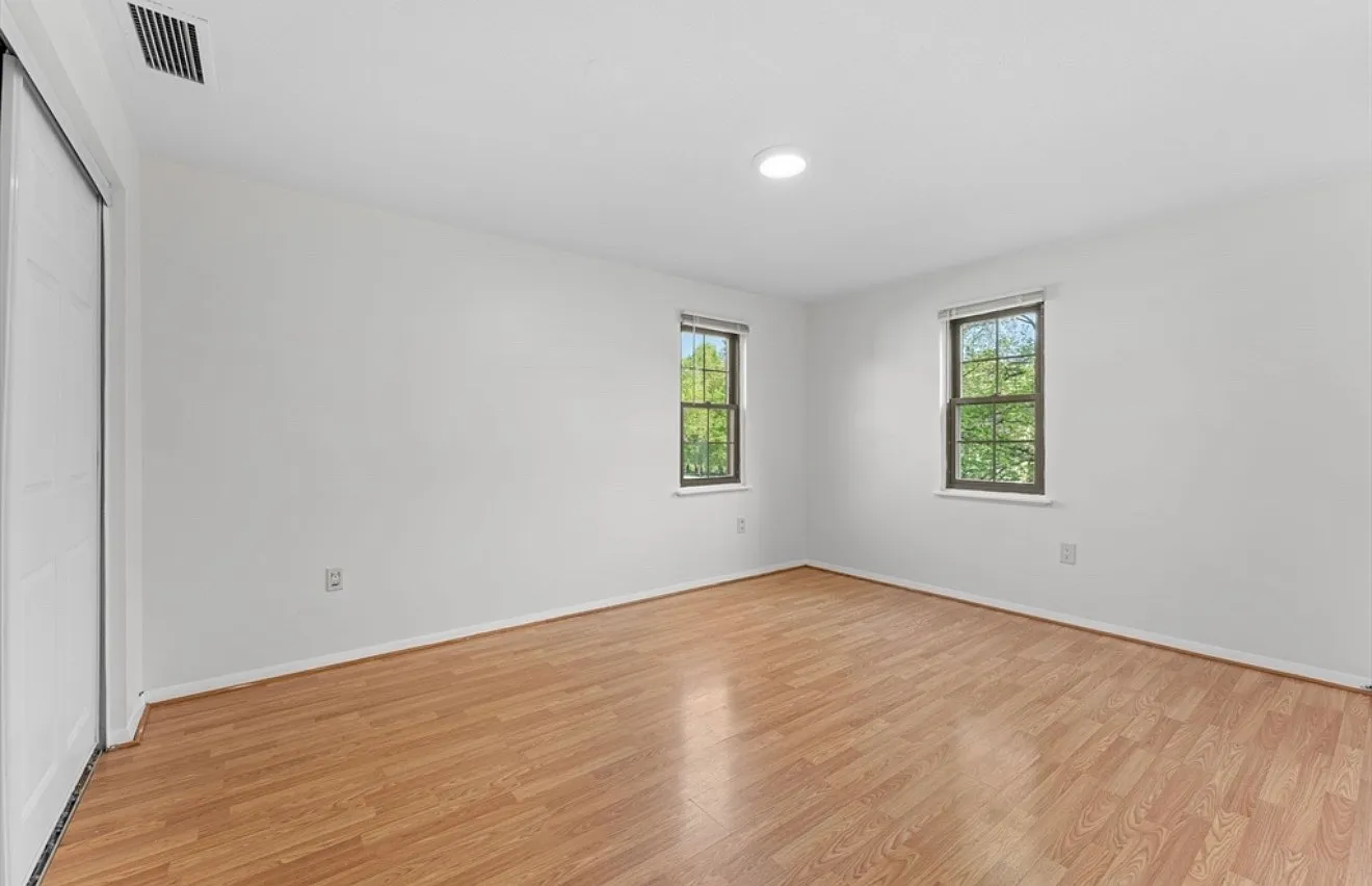 35 Eagle Ave — Photo 2