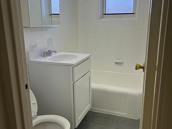 4th image of 29 Stratford Ave APT 2B