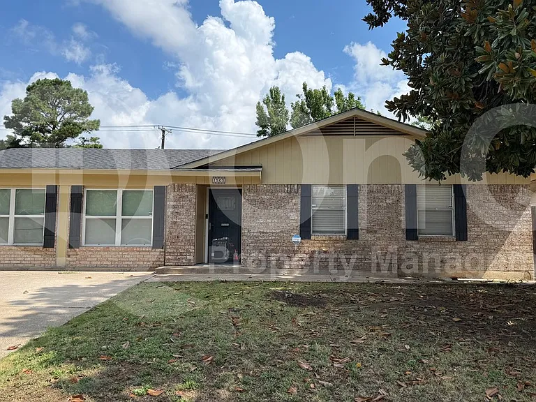 1505 Montclair St — Photo 1