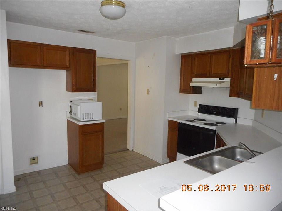 2nd image of 866 Yorkshire Ln