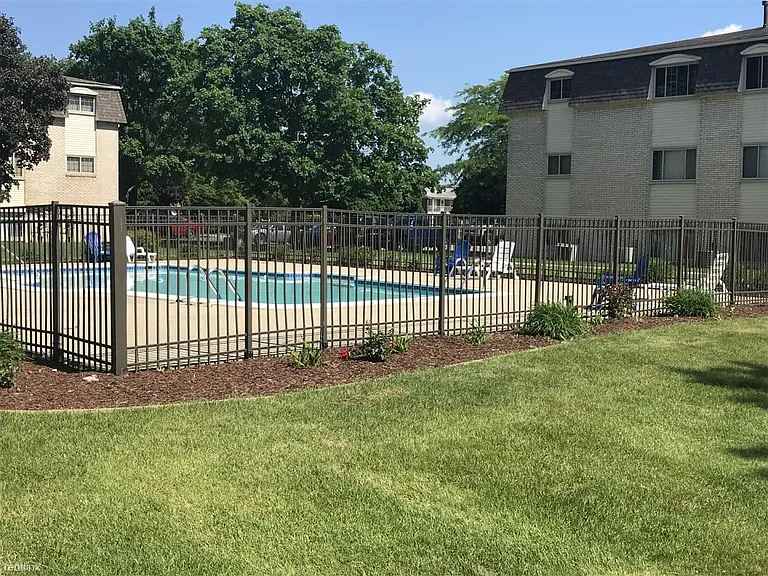 holiday pool 3