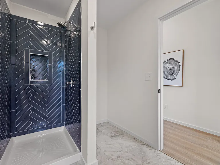 113 E Oldham Ave — Photo 16