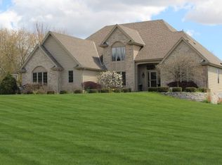 1432 Deer Trail Ct, Hubertus, WI 53033