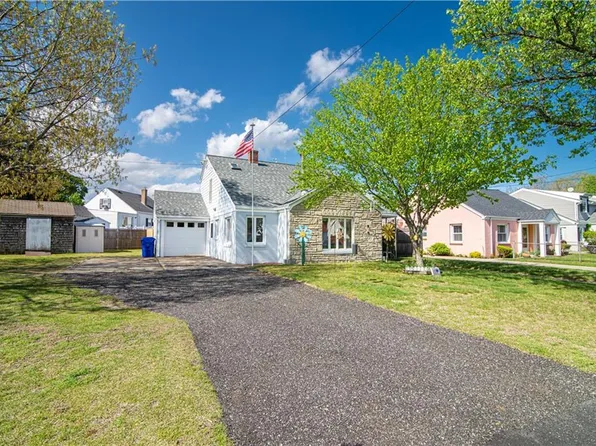 2 Nimitz Rd E, Rumford, RI 02916