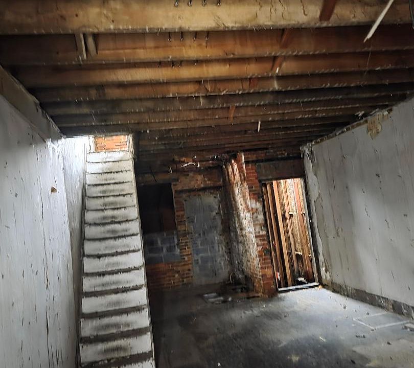 2nd image of 6430 Glenmore Ave
