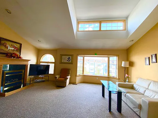 Sold by Winzone Realty Inc | media 16