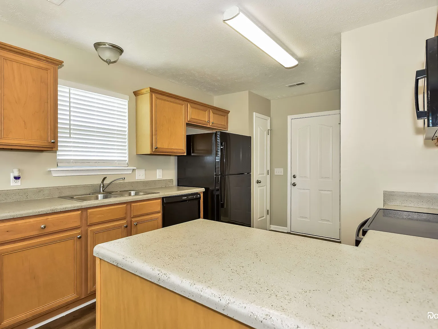 3 bed, 2.0 bath, 1258 sqft, $1,825 — Photo 4