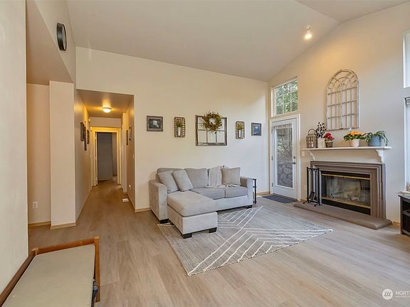 4th image of 10953 Tulip Place NW