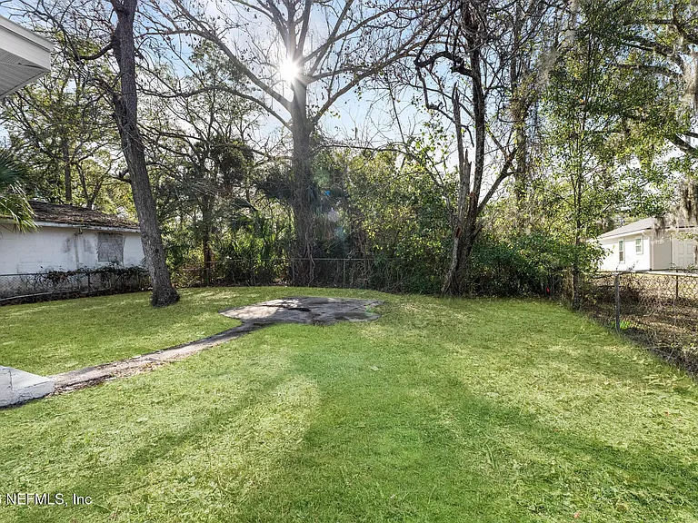 1830 W 27th St — Photo 20