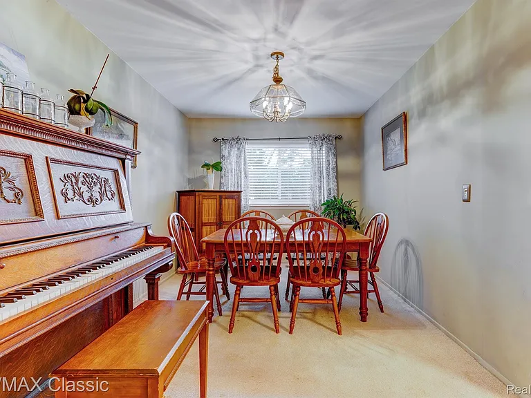 24323 Pinecrest St — Photo 10