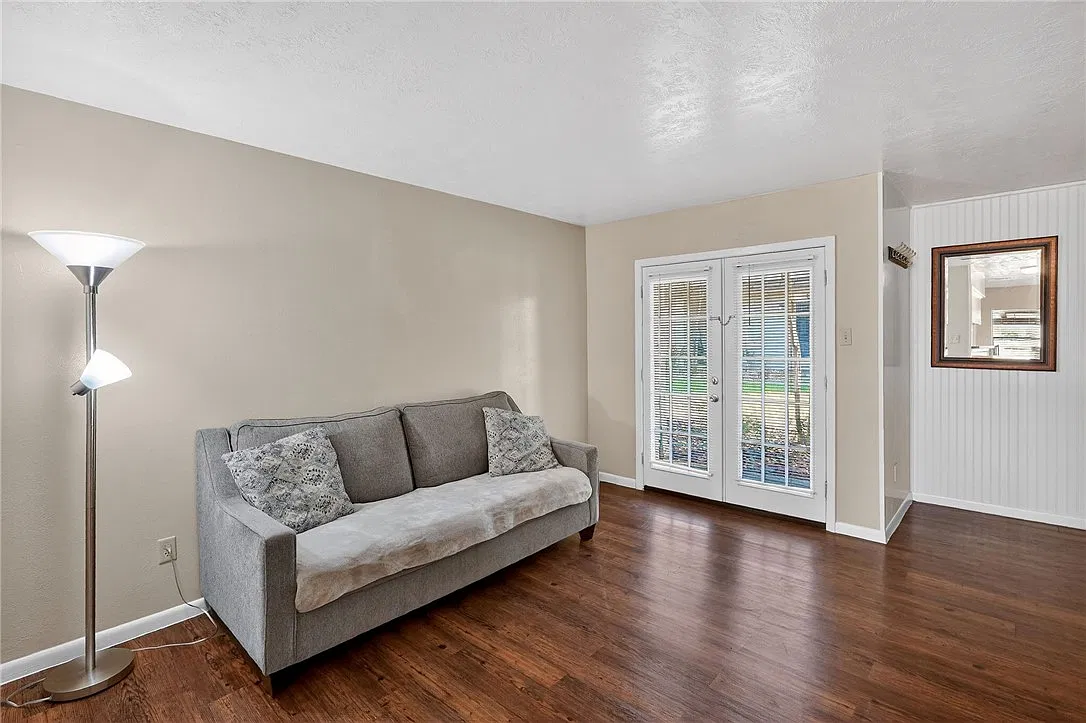 2 bed, 1.5 bath, 1088 sqft, $1,300 — Photo 3