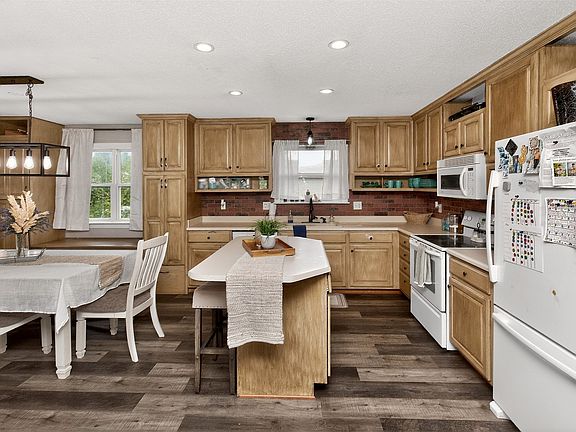 3rd image of 706 SE Chaparal Dr