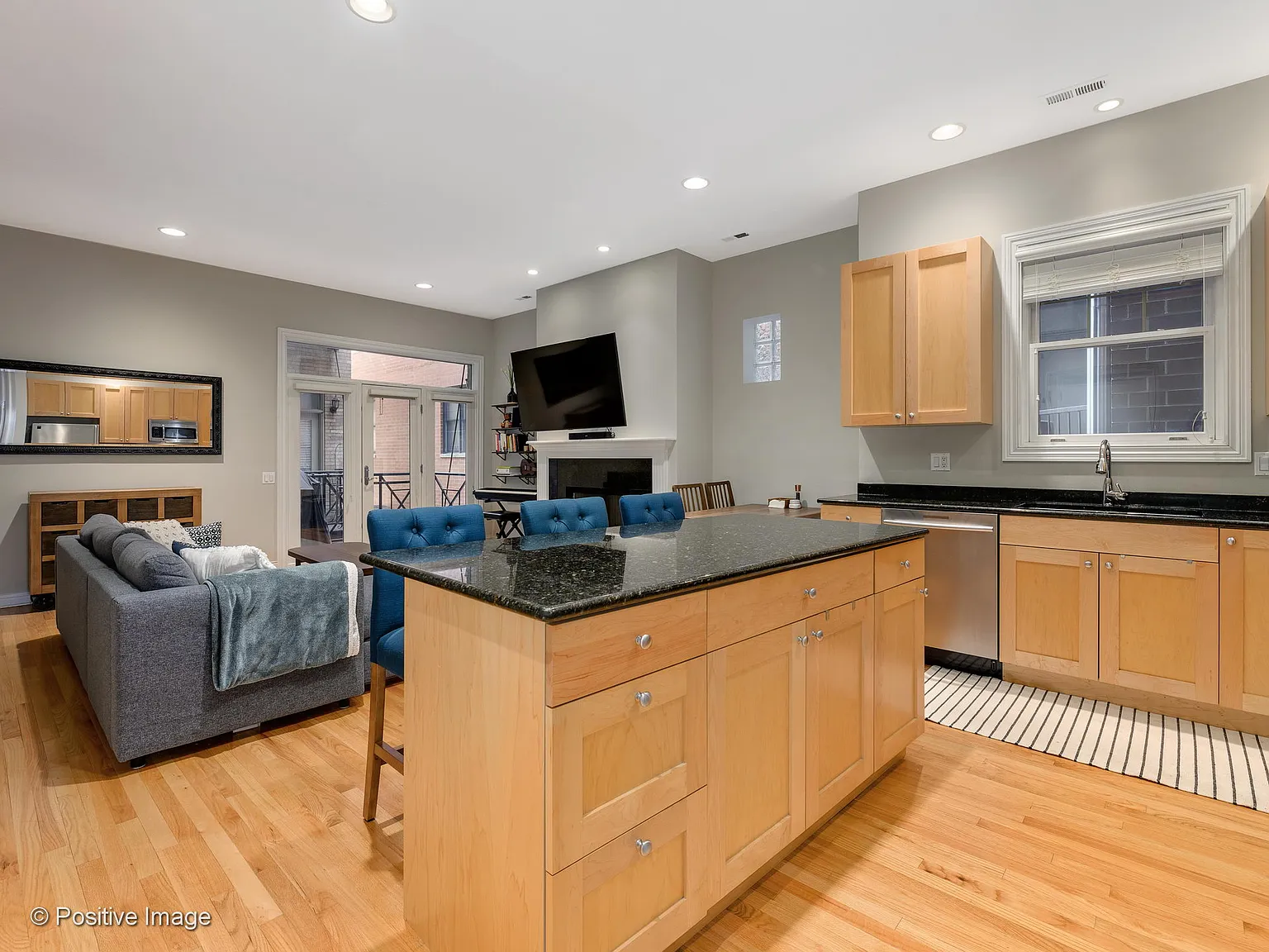 2 bed, 2.0 bath, 1300 sqft, $3,800 — Photo 2