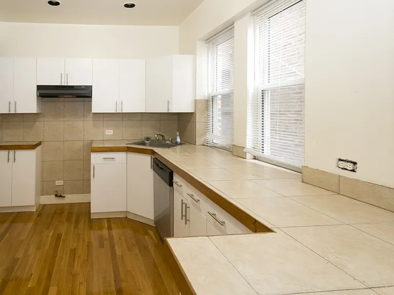 4450 N Sheridan Rd #2 — Photo 3