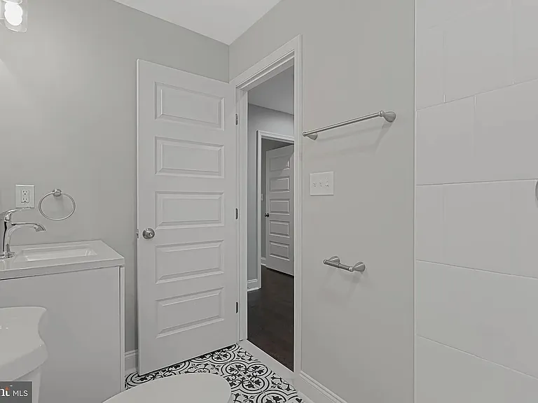 42 E Heath St — Photo 18